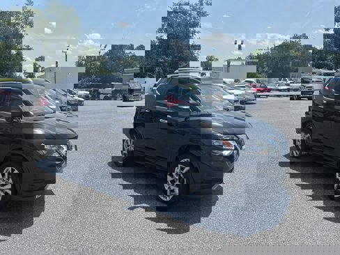 Used 2020 Nissan Rogue SV image 3
