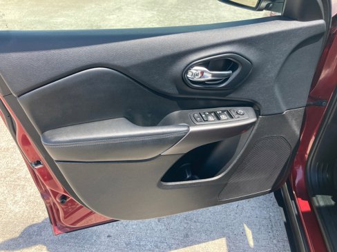 Used 2019 Jeep Cherokee Latitude Plus image 11