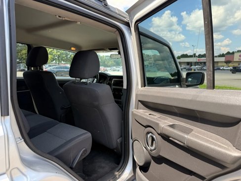 Used 2010 Jeep Commander Sport image 17