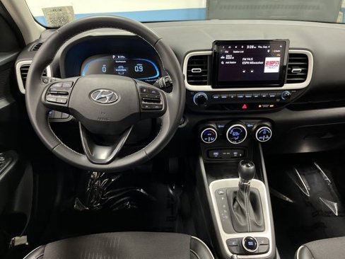 Used 2023 Hyundai Venue Limited image 5