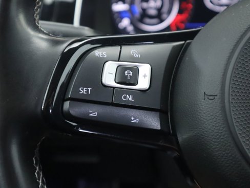Used 2018 Volkswagen Golf R 4-Door image 11