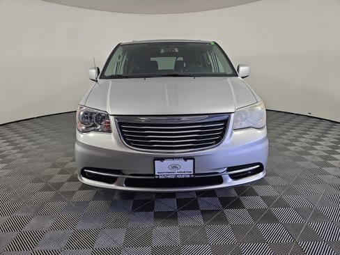 Used 2012 Chrysler Town & Country Touring image 5