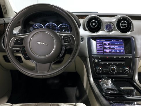Used 2013 Jaguar XJ image 4