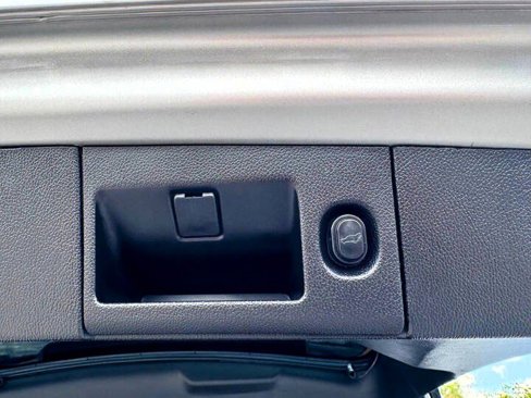 Used 2019 Chevrolet Suburban LT image 18