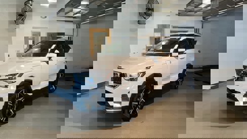 Certified 2025 Volvo XC40 B5 Core image 1