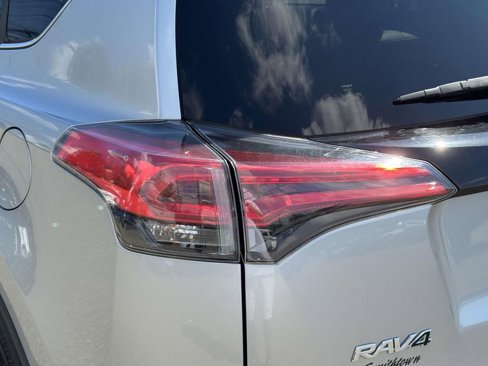 Used 2018 Toyota RAV4 SE image 9