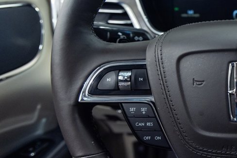 Used 2018 Lincoln Continental Select w/ Continental Climate Package image 16