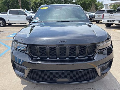 Used 2023 Jeep Grand Cherokee Altitude image 2