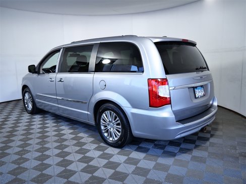 Used 2015 Chrysler Town & Country Touring-L w/ Trailer Tow Group image 6