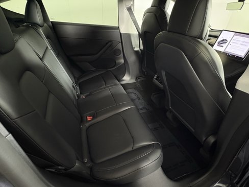 Used 2022 Tesla Model Y Long Range image 14