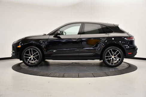 Certified 2023 Porsche Macan image 2