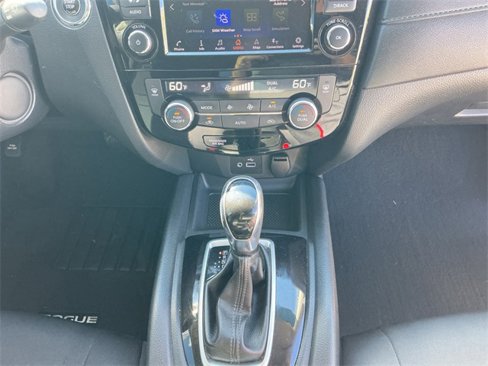 Used 2018 Nissan Rogue SV w/ Premium Package image 9
