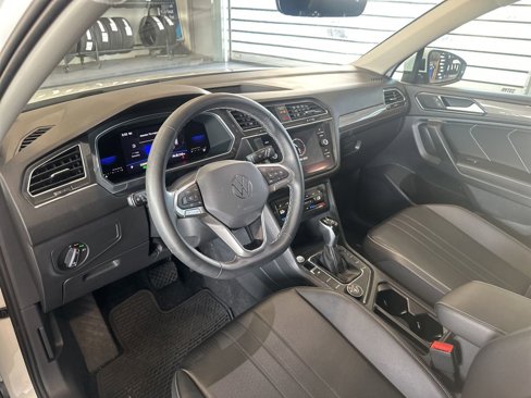 Certified 2022 Volkswagen Tiguan SE image 10