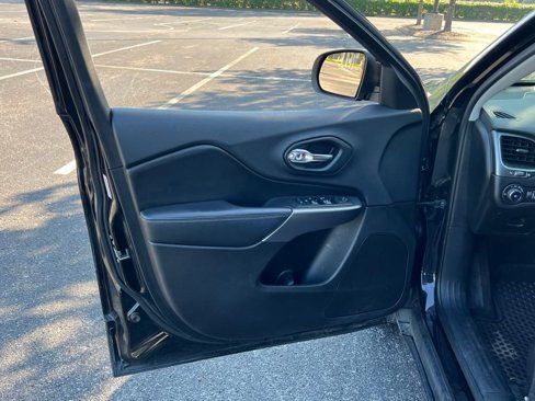 Used 2019 Jeep Cherokee Latitude Plus w/ Cold Weather Group image 15