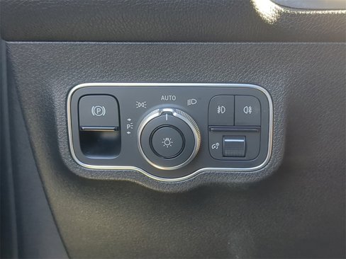 Used 2021 Mercedes-Benz GLB 250 w/ Premium Package image 27