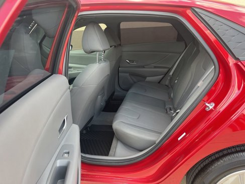 Certified 2025 Hyundai Elantra SE image 13