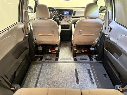 Used 2015 Toyota Sienna XLE image 2