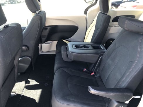 Used 2017 Chrysler Pacifica Touring image 16