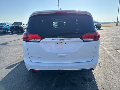 Used 2018 Chrysler Pacifica Touring-L image 9