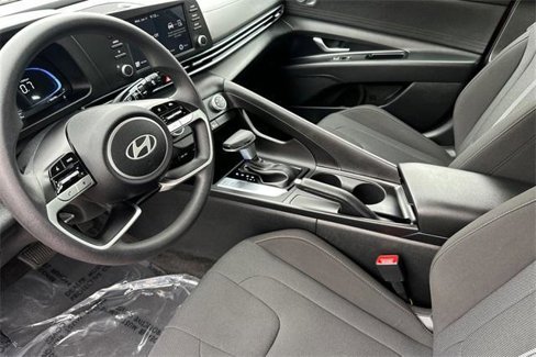 Used 2025 Hyundai Elantra SE image 10