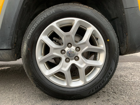 Used 2018 Jeep Renegade Latitude w/ Cold Weather Group image 9