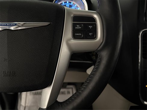 Used 2015 Chrysler Town & Country Touring-L image 23