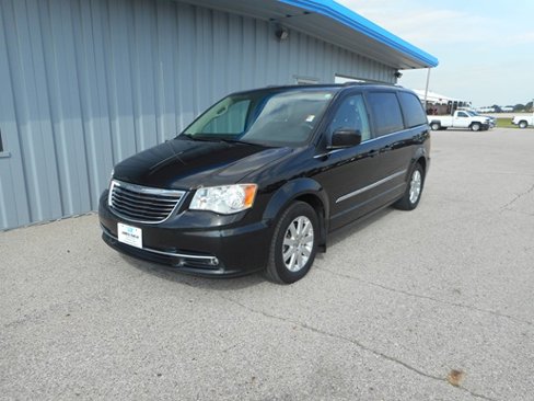 Used 2015 Chrysler Town & Country Touring image 2