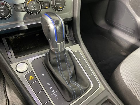 Used 2016 Volkswagen e-Golf SE w/ DC Fast Charging Package image 9