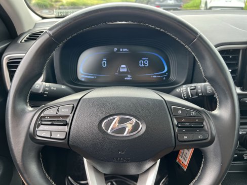 Used 2023 Hyundai Venue SEL image 16