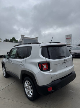 Used 2016 Jeep Renegade Latitude w/ Popular Equipment Group image 5