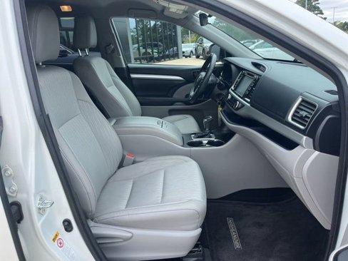 Used 2017 Toyota Highlander LE image 35