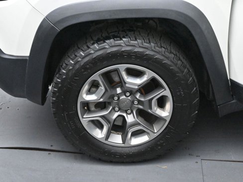 Used 2019 Jeep Cherokee Trailhawk image 31