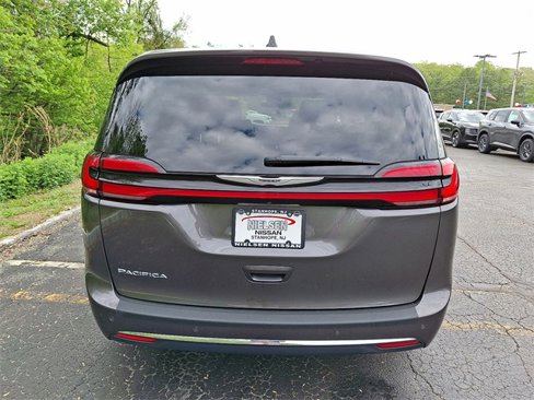 Used 2023 Chrysler Pacifica Touring-L image 23