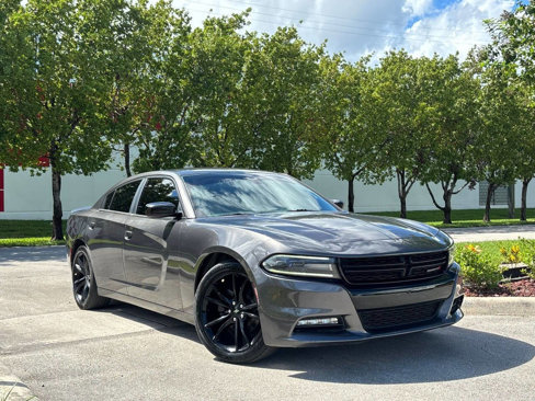 Used 2017 Dodge Charger SXT w/ Blacktop Package image 2