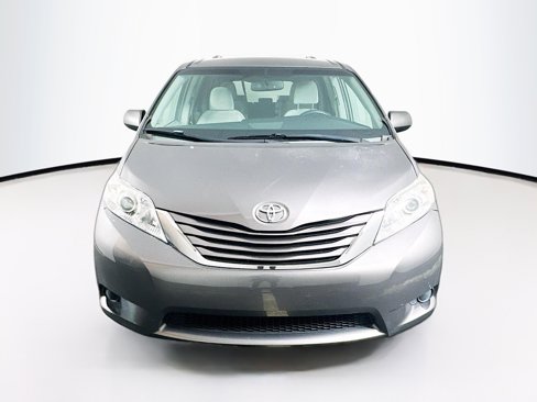 Used 2015 Toyota Sienna LE image 2