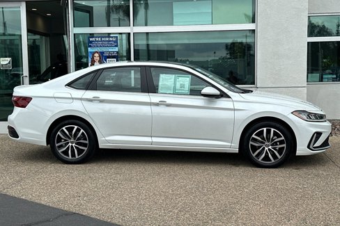 Used 2025 Volkswagen Jetta SE w/ Sunroof Package image 3