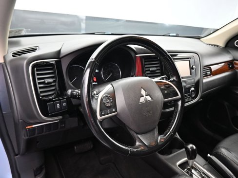 Used 2015 Mitsubishi Outlander SE image 13