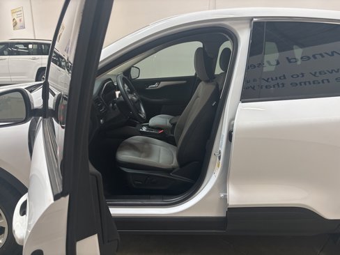 Used 2020 Ford Escape SE image 9
