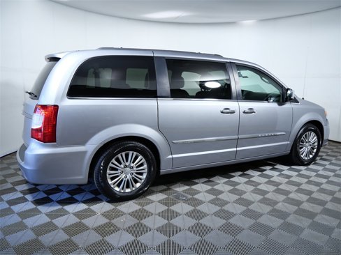 Used 2015 Chrysler Town & Country Touring-L w/ Trailer Tow Group image 9