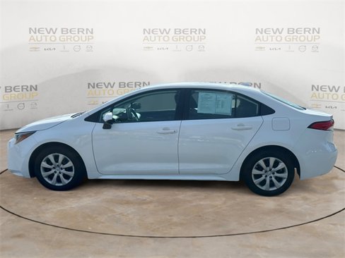 Used 2021 Toyota Corolla LE image 2
