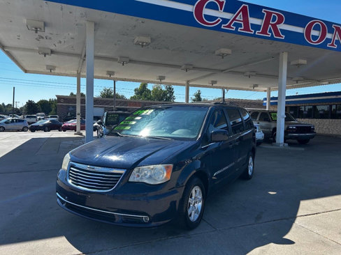 Used 2013 Chrysler Town & Country Touring image 5