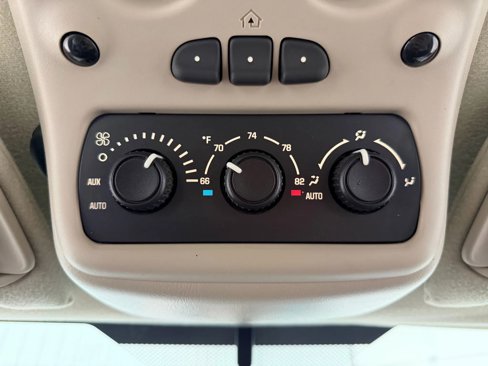 Used 2005 GMC Yukon XL SLT w/ SLT Preferred Equipment Group image 25