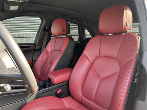 Certified 2025 Porsche Macan image 17