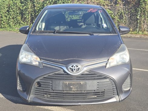 Used 2015 Toyota Yaris L image 2