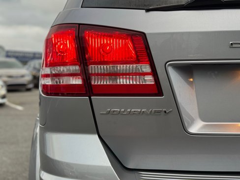 Used 2020 Dodge Journey SE image 9
