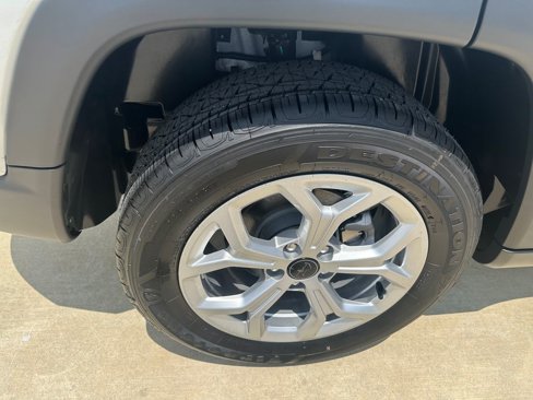 New 2025 Jeep Compass Latitude image 3