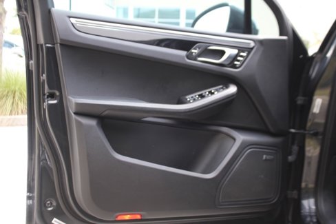 Certified 2018 Porsche Macan image 15
