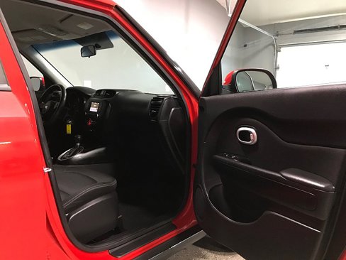 Used 2017 Kia Soul + image 12