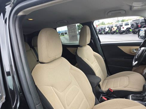 Used 2018 Jeep Renegade Latitude w/ Cold Weather Group image 33