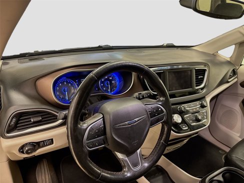 Used 2019 Chrysler Pacifica Touring-L image 9